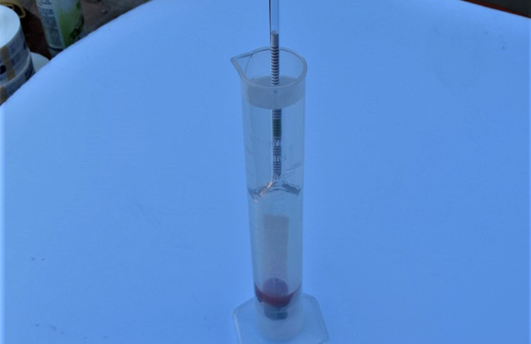 Draft survey inspection of vessel draft marks to determine cargo displacement and loading quantity.