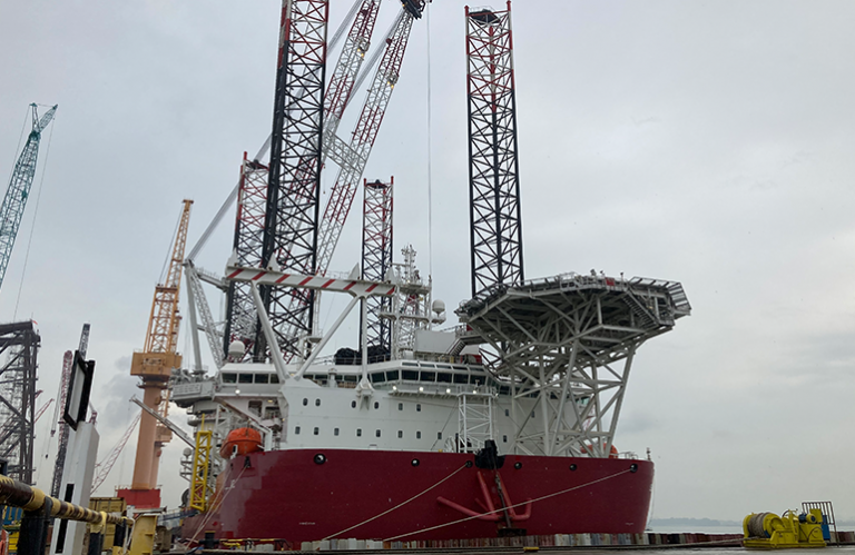 Draft survey services supporting offshore marine and heavy cargo operations in port.