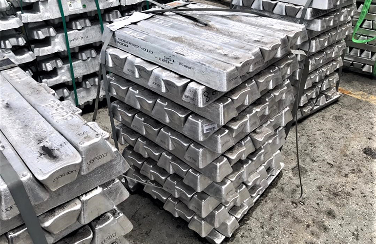 Verifying the stability and lashing of palletized goods for shipment and cargo security.